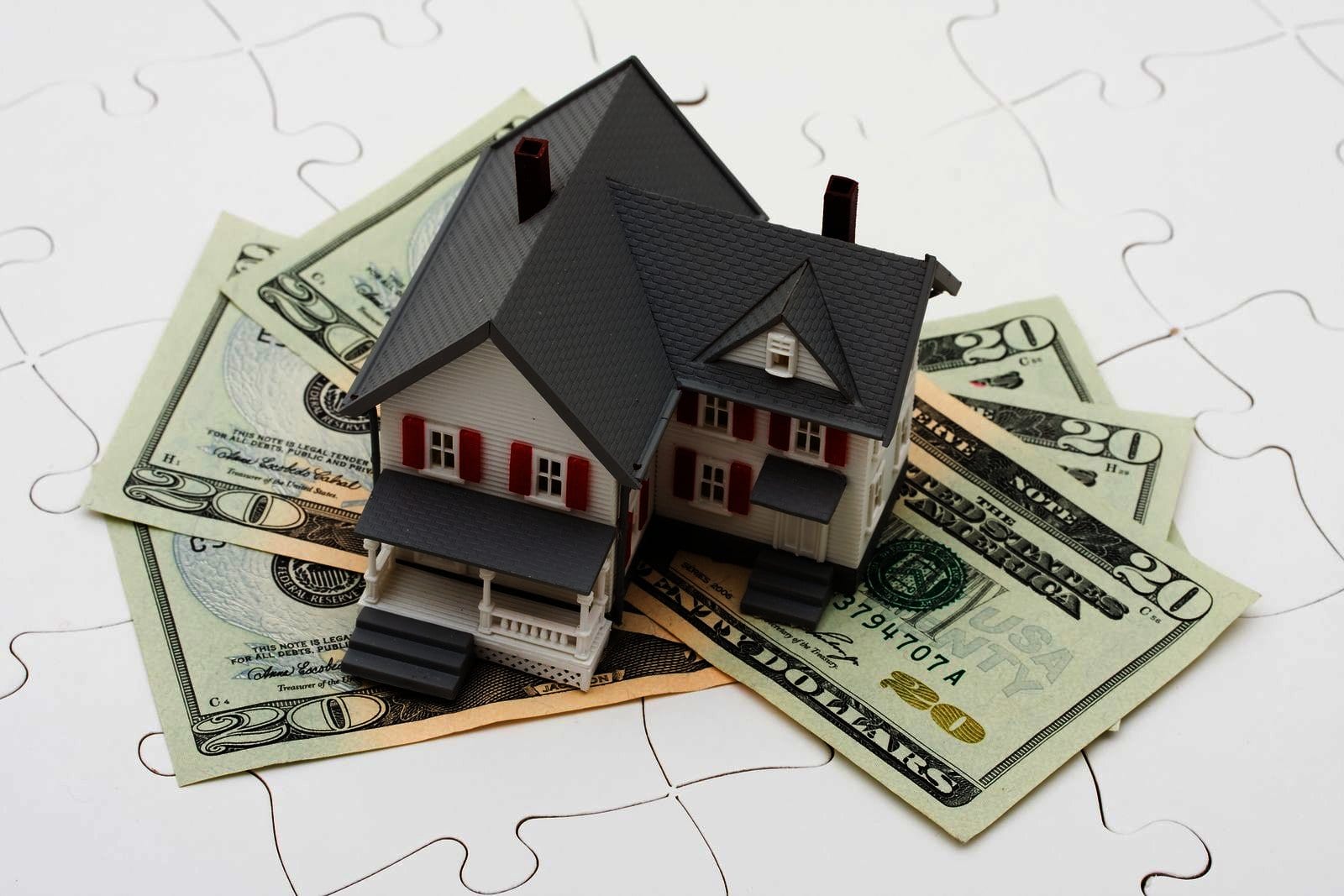 is it better to buy a house in cash or mortgage