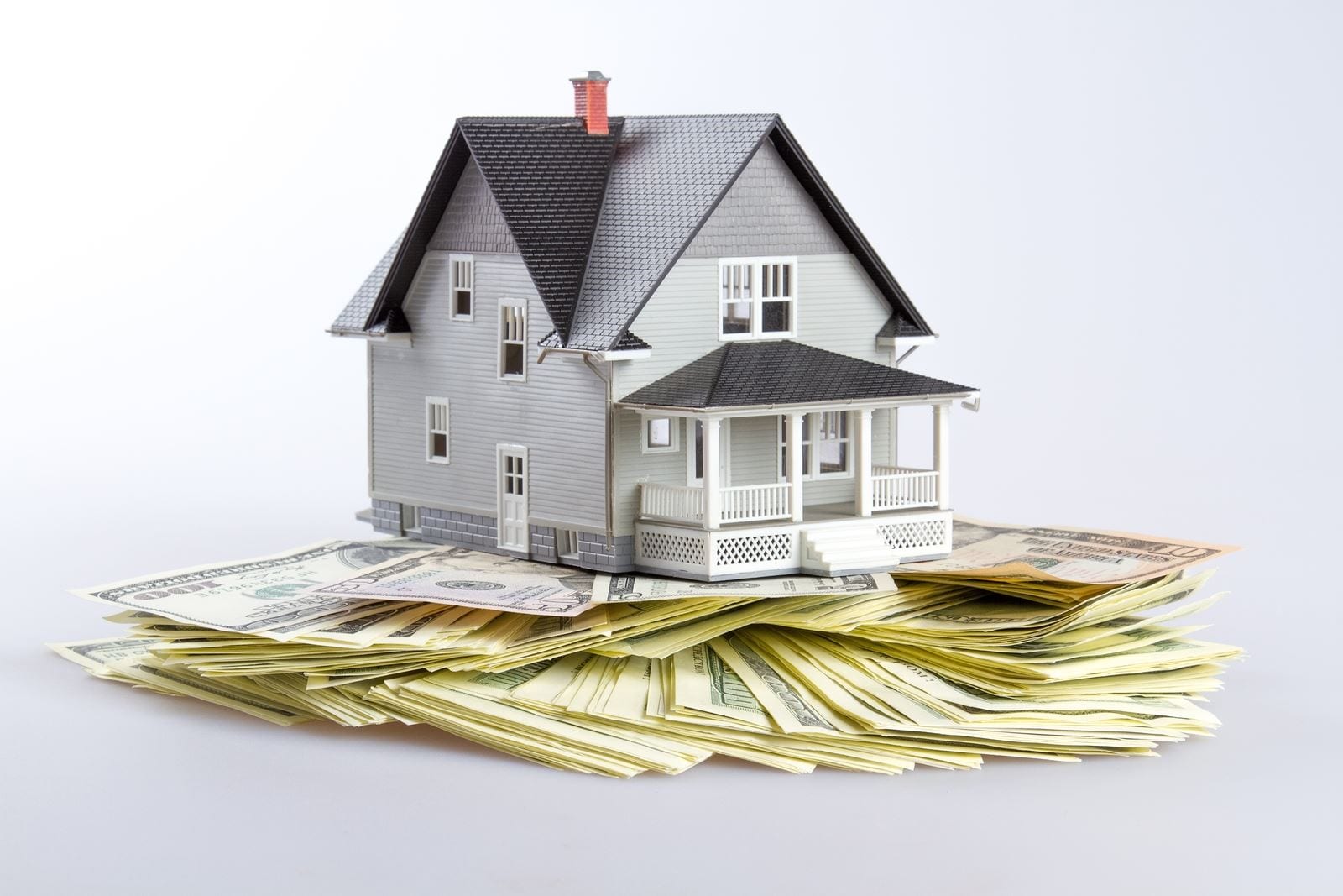 is it better to buy a house in cash or mortgage